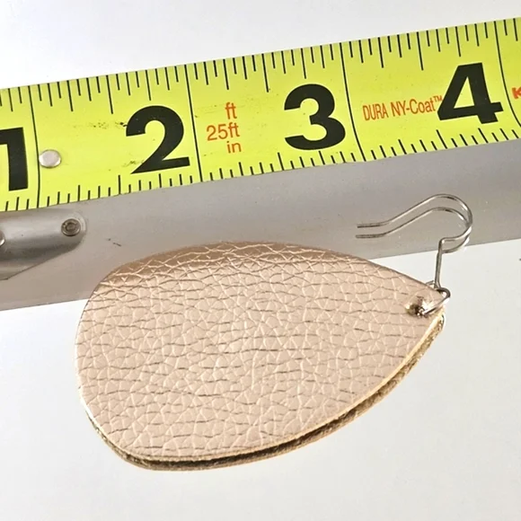 Elegant Creamy Gold Teardrop Earrings - Picture 4 of 4